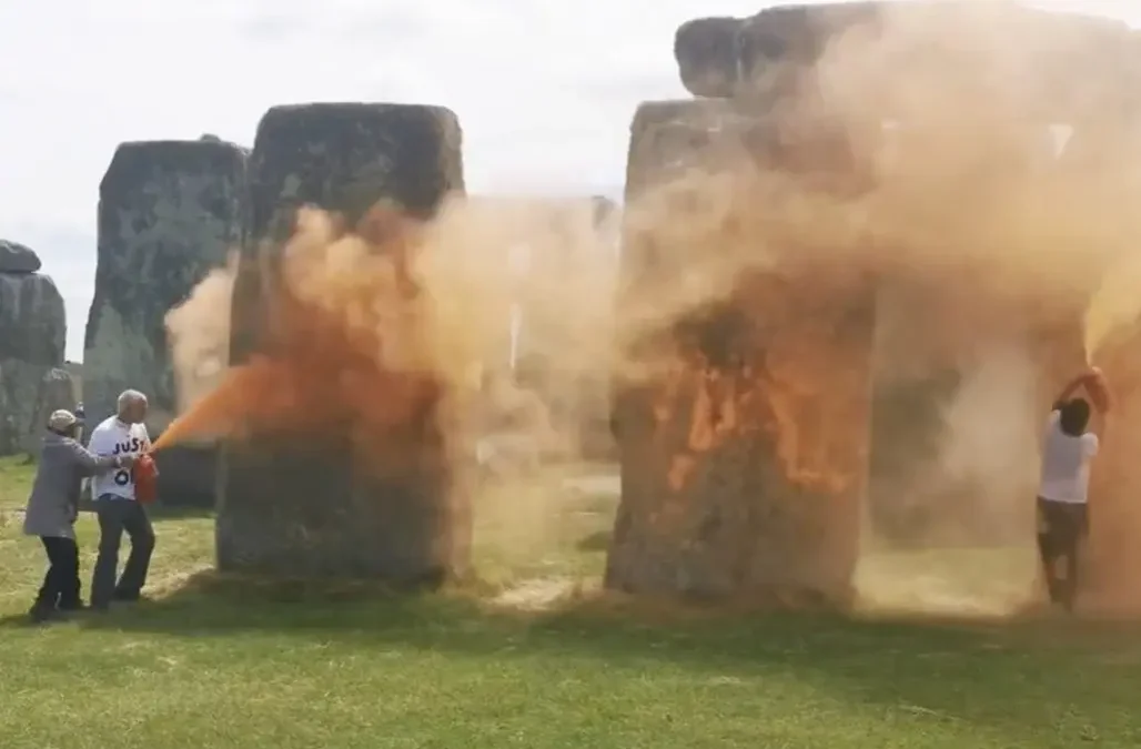 Klimatickí extrémisti postriekali Stonehenge farbou