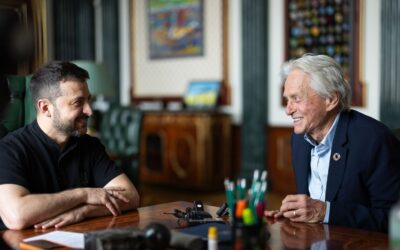 Groteskné: „mierový vyslanec“ OSN Michael Douglas ako Zelenského vojnový štváč