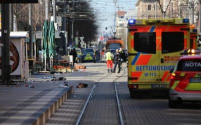Náraz auta do davu: dva mrtví – 40letý řidič z Porýní-Falce (Rheinland-Pfalz)