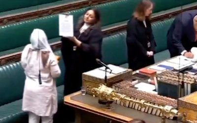 Islamizace ve Velké Británii dokončena: Poslanci složili přísahu v parlamentu na korán