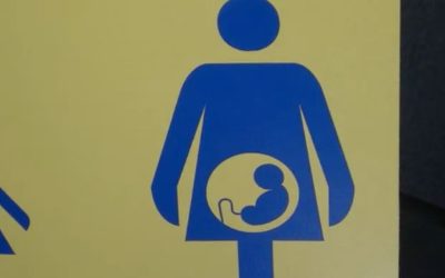 Česká republika: Porodnost mezi očkovanými ženami klesla na polovinu