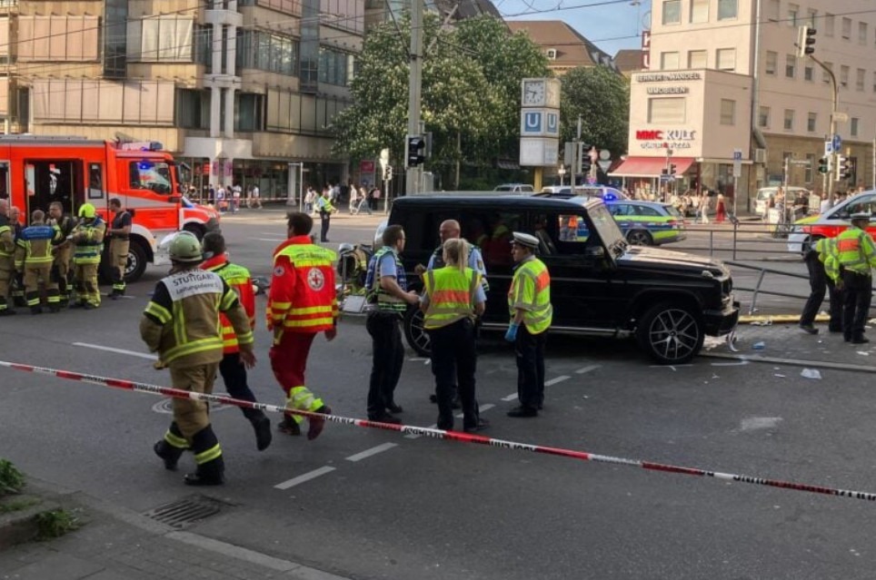 Auto narazilo do skupiny ľudí – osem zranených, jedna žena podľahla zraneniam