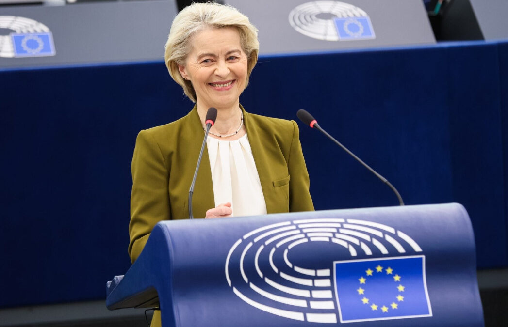 V Bruseli vládne slávnostná atmosféra po víťazstve projektu TISZA, prostriedky EÚ však zatiaľ zostávajú tam